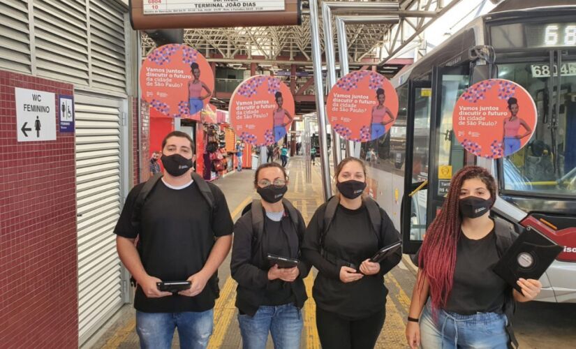 Equipes com tabletes conectados à internet visitarão os 
96 distritos da cidade em uma busca ativa por contribuições