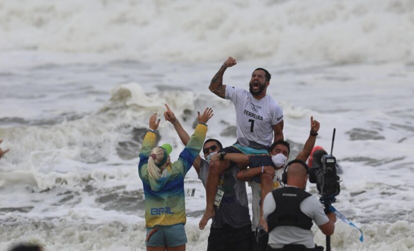 O surfista &Iacute;talo Ferreira nas Ol&iacute;mpiadas