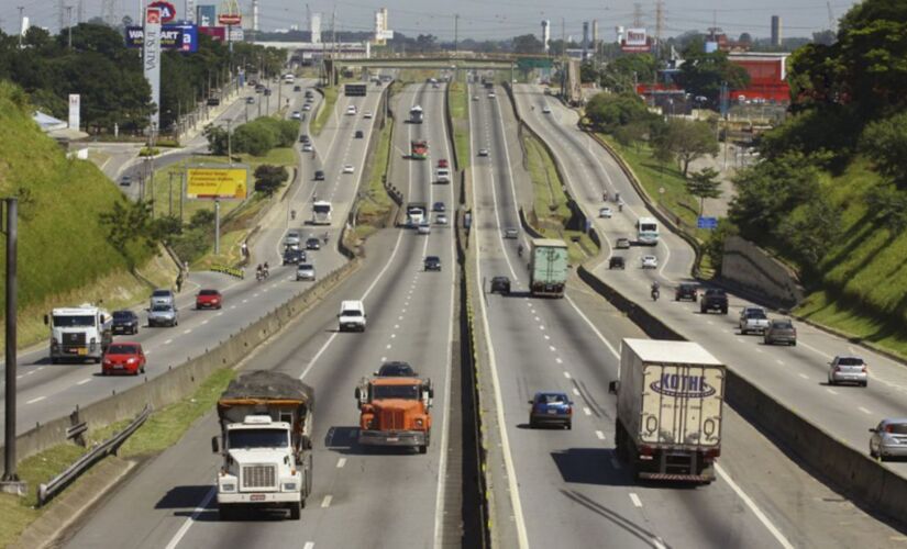 Movimentação de veículos na rodovia Presidente Dutra