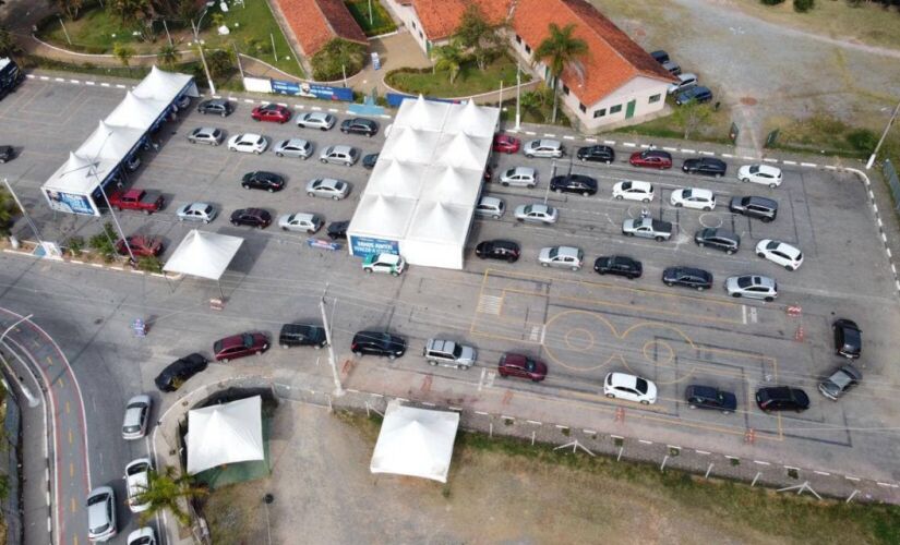 Vacinação contra a Covid é realizada em esquema drive-thru no Parque Rizzo, na rua Alberto Giosa  