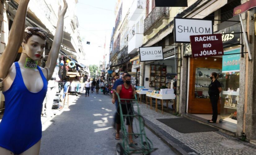 Segundo analistas, comércio apresenta sinais de melhora, mas indústria continua em alerta no Brasil