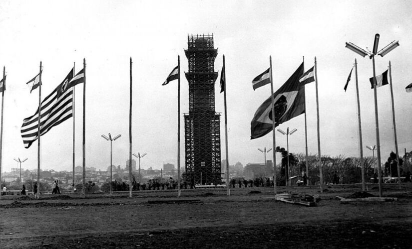 Construção do Obelisco no parque Ibirapuera, em agosto de 1954; parque paulistano foi inaugurado em 21 de agosto do mesmo ano 