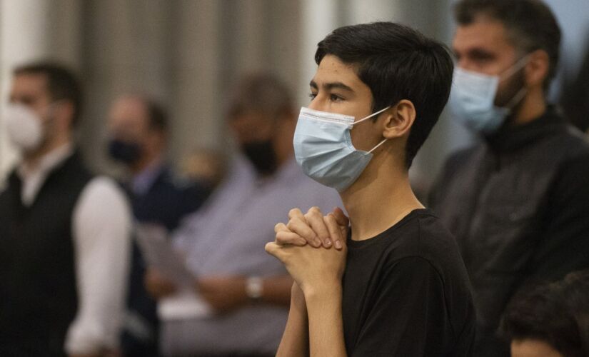 Tomás está completando o ensino médio na Flórida (EUA), mas voltou ao Brasil para participar das eleições e visitar a família
