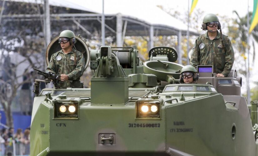 Blindados da Marinha durante o desfile c&iacute;vico-militar de 07 de setembro