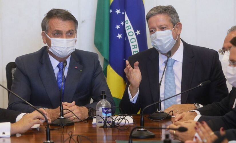 Presidente entrega medida provisória do novo Bolsa Família, batizado como Auxílio Brasil