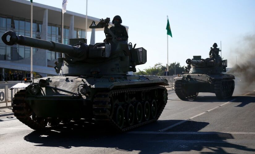 Com blindados na frente do Planalto, Marinha entrega a Bolsonaro convite para exercício militar