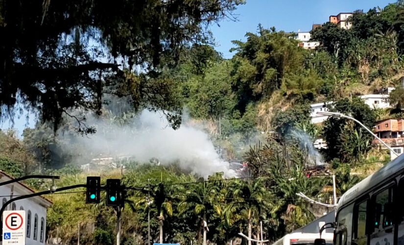Inc&ecirc;ndio de grandes propor&ccedil;&otilde;es atinge a encosta do Morro S&atilde;o Bento em Santos 