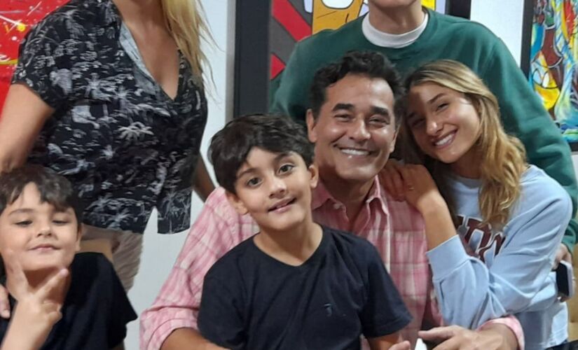 Luciano Szafir aparece em fam&iacute;lia ap&oacute;s recuperar da Covid