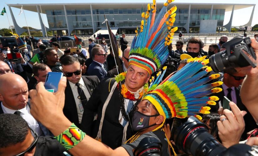 Em frente ao Palácio do Planalto, o presidente Jair Bolsonaro posou para fotos e discursou para um grupo de indígenas