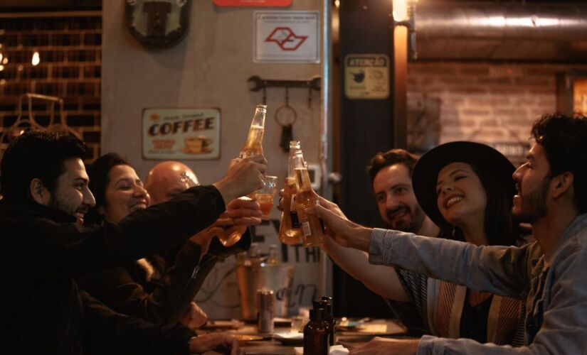 Clientes no Spot Urbano. &quot;Estamos percebendo que os clientes est&atilde;o sentindo mais seguran&ccedil;a para sair e frequentar bares e restaurantes&quot;, diz s&oacute;cia do bar