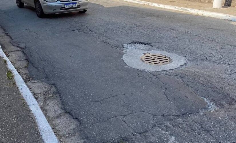 Motoristas reclamam de buracos e asfalto desnivelado na estrada Velha de Itapecerica, na zona sul de SP