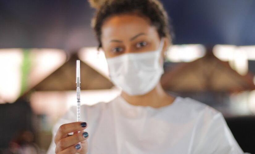 Brasil registra menor m&eacute;dia m&oacute;vel de mortes desde o in&iacute;cio da pandemia