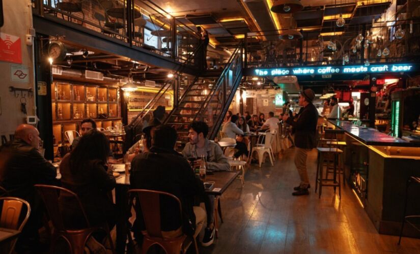 A principal razão apontada para o saldo negativo no caixa dos bares e restaurantes foi a queda das vendas no mês, sinalizada por 82% dos entrevistados