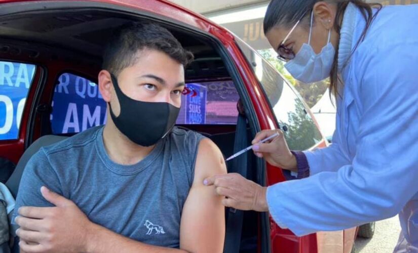 A nova variante ômicron e a alta transmissibilidade do vírus faz da dose adicional da vacina algo ainda mais essencial