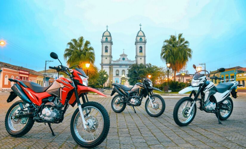 A NXR 160 Bros chega à linha 2022 nas cores vermelho, branco e preto
