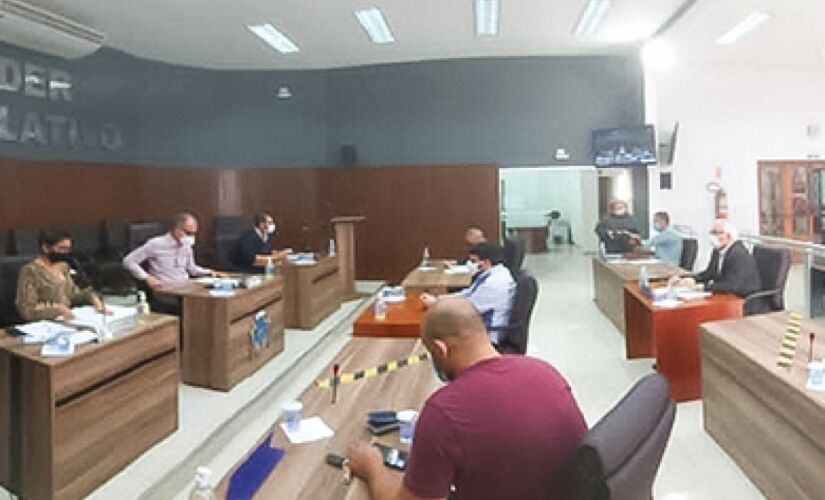 Segundo o entendimento do Tribunal de Contas, as gratificações devem ser concedidas por lei, e não através de Resolução