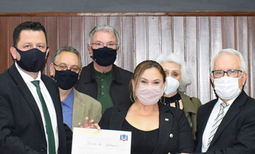 Na foto, os vereadores Luís Diniz e João Fávero com a presidente da OAB Porto Feliz; ao fundo, o ex-vereador Ednilson Macedo, o diretor da Câmara Municipal Crocco e a advogada Eliete Martelli