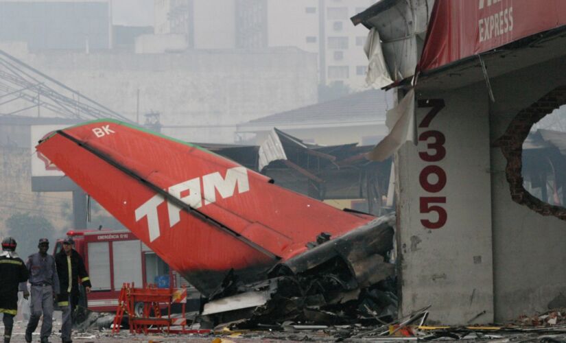 Aeronave passou sobre avenida e colidiu com prédio da TAM; 187 pessoas na aeronave e 12 que estavam em solo morreram