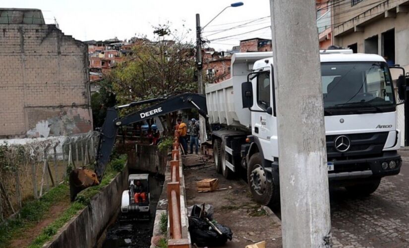 Secretaria de Manutenção de Taboão da Serra executa ações 
de prevenção contra enchentes  no Jardim Comunitário 
