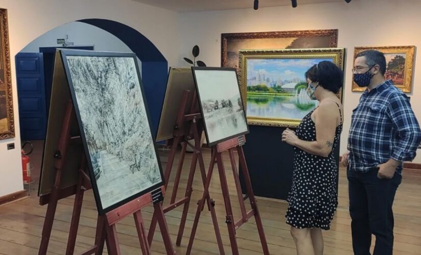 Uma das oficinas apresenta propostas de atividades voltadas à introdução à técnica de pintura aquarela.