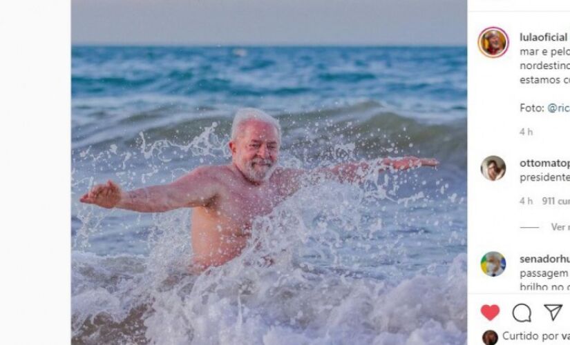 Lula tomando banho de mar.