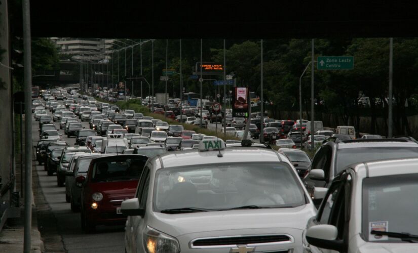 A restrição na circulação de veículos em parte da cidade 
de São Paulo foi retomada na manhã de segunda-feira (7)