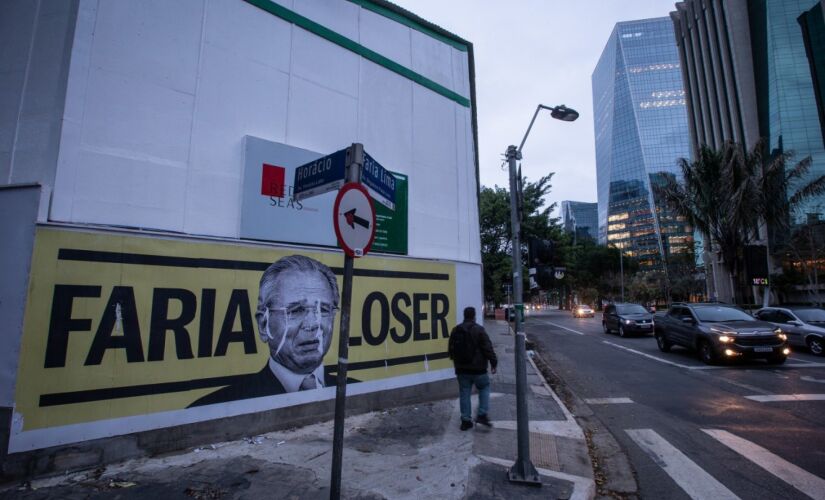 Cartaz colocado na avenida Brigadeiro Faria Lima, em São Paulo