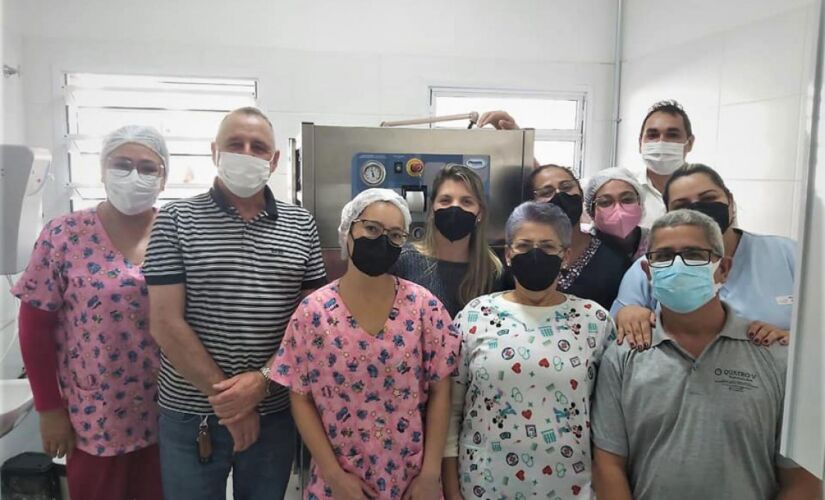 Equipe da Secretaria da Saúde de Igaratá agora conta com um equipamento chamado autoclave; ele serve para esterilizar materiais 