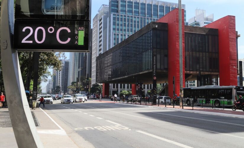 Manhã de sol e calor na região da avenida Paulista