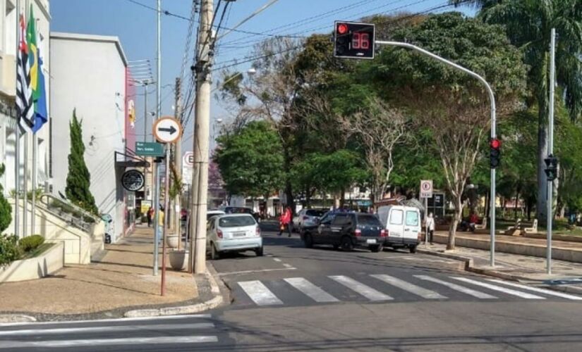 Novo sinalizador com temporizador;  objetivo é evitar acidentes e organizar o trânsito na região central