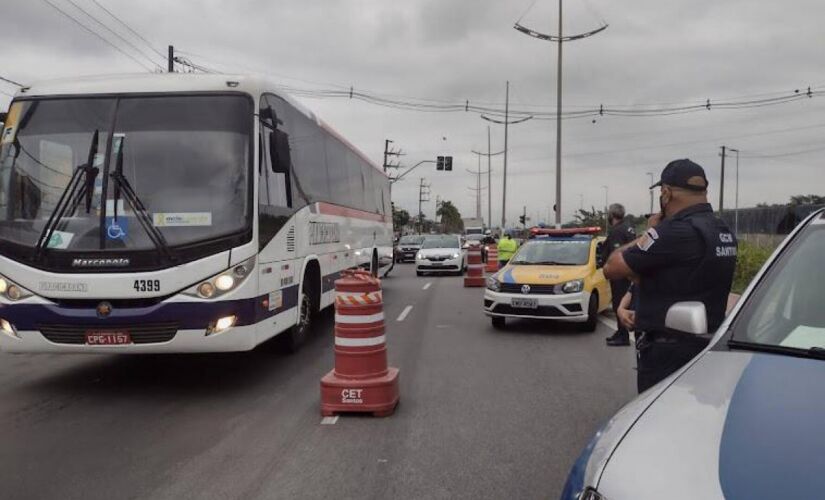 Barreira sanitária impede entrada de vans irregulares em Santos

