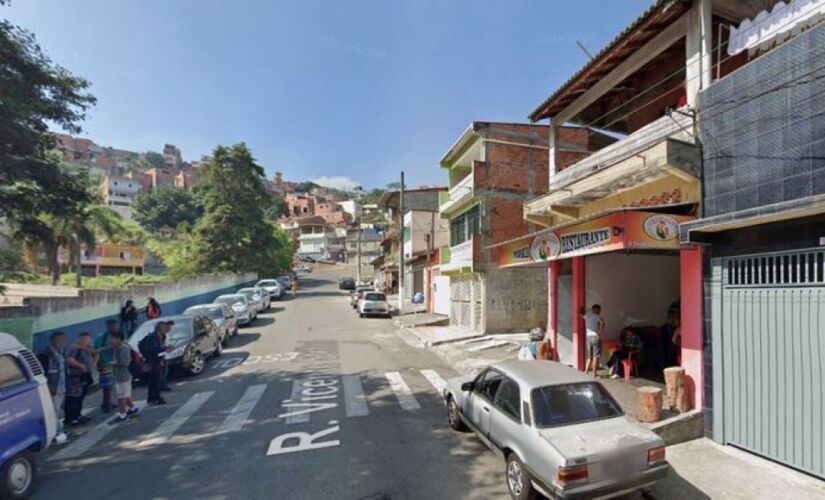 Jovem de 25 anos morreu ao ser atingida por golpes de faca, na rua Vicente Strifezzi, no Parque Mojolo