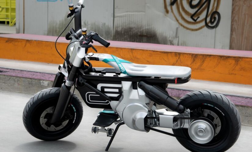 Concept CE 02 reserva espaço para levar objetos na parte de baixo. É possível prender um skate e usá-lo como apoio para os pés