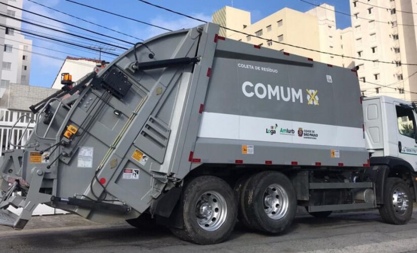 Caminhão de coleta domiciliar de lixo da Prefeitura de SP