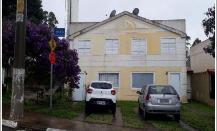 Entre os lotes disponíveis, há uma casa na cidade de Cotia