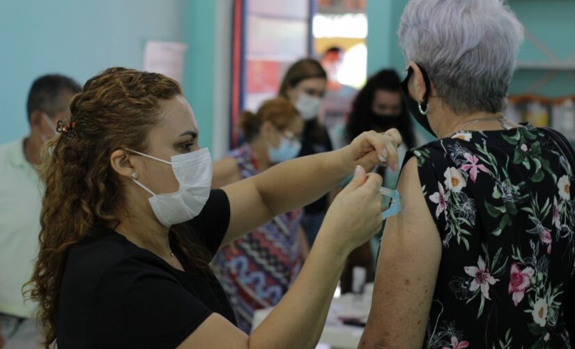 A uma semana do fim do prazo, mais de 50 pa&iacute;ses n&atilde;o chegaram l&aacute;, e s&oacute; 2% das pessoas em na&ccedil;&otilde;es de baixa renda receberam ao menos uma dose