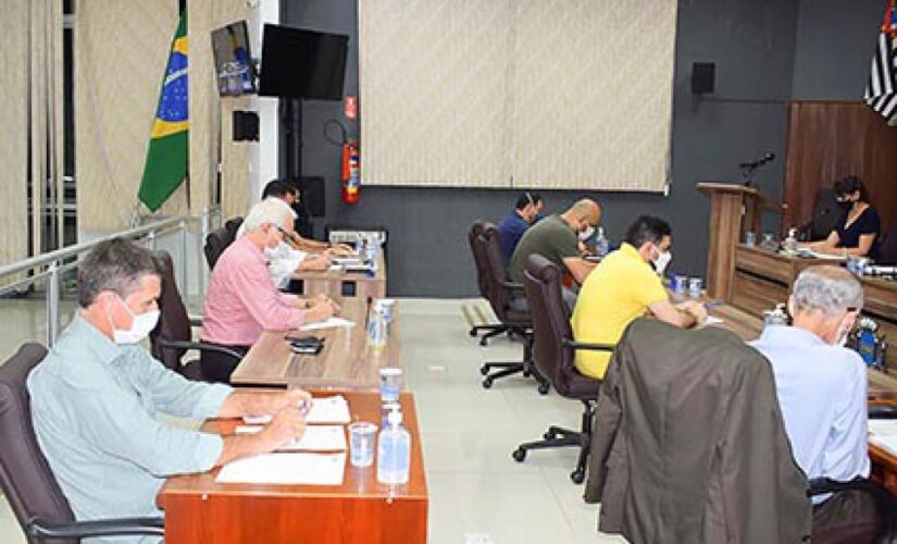 Em todas as Sessões Ordinárias do Legislativo Municipal, os vereadores aprovam requerimento solicitando um minuto de silêncio em respeito aos munícipes recém-falecidos