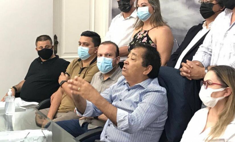 Prefeito eleito da cidade de Taboão da Serra, Aprígio (sem máscara), durante coletiva de imprensa na tarde desta segunda