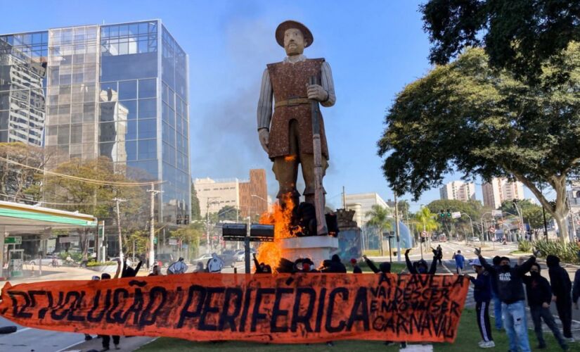 A estátua foi incendiada no dia 24 de julho