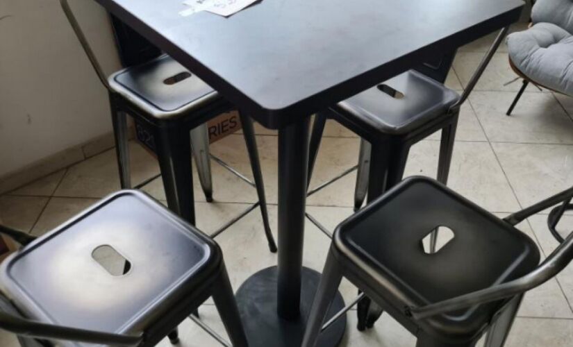 Uma mesinha de centro e quatro cadeiras, disponibilizados em um único lote, saem a partir de R$ 1,35 mil