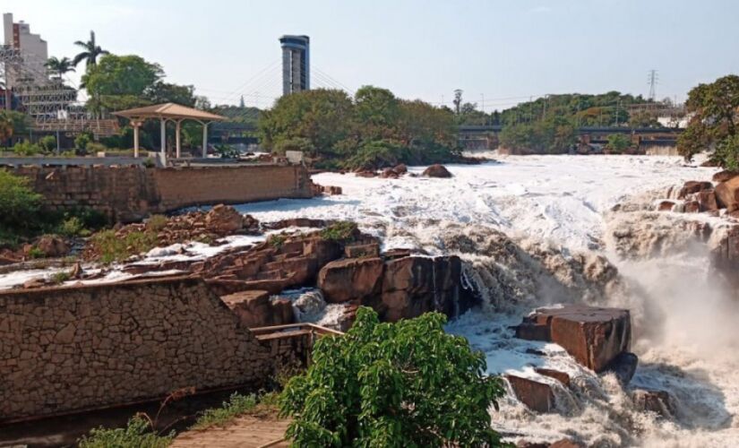 Rio Tietê com espuma na altura da cidade de Salto, na região de Sorocaba, no interior de São Paulo