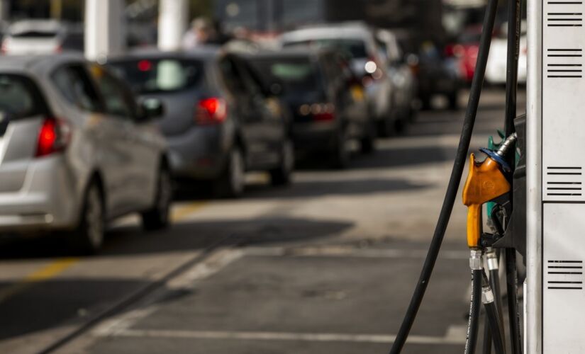 Fila em posto na marginal Tietê, em São Paulo.