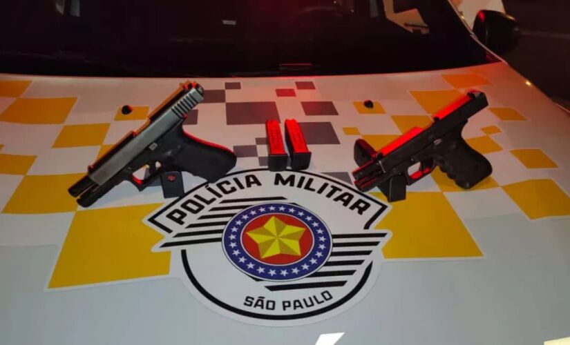 As armas que o passageiro levava eram de uso restrito, segundo a polícia