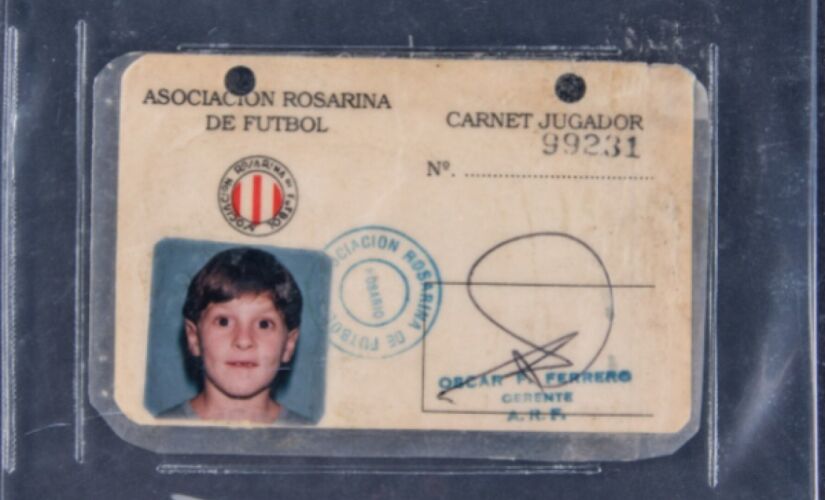 Além da foto do pequeno Messi, no verso do cartão há a assinatura do craque, feita de caneta com tinta azul