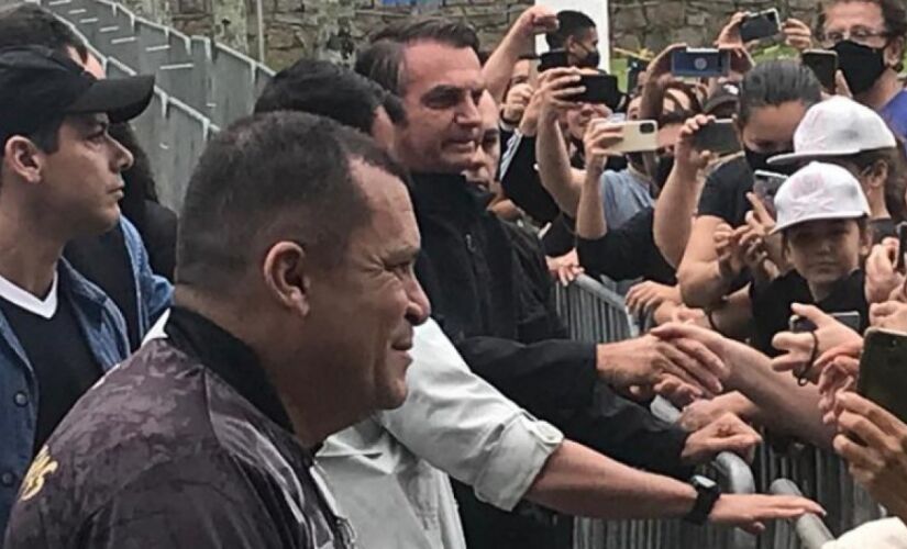 Bolsonaro cumprimenta apoiadores na manhã desse domingo (10) em Guarujá.
