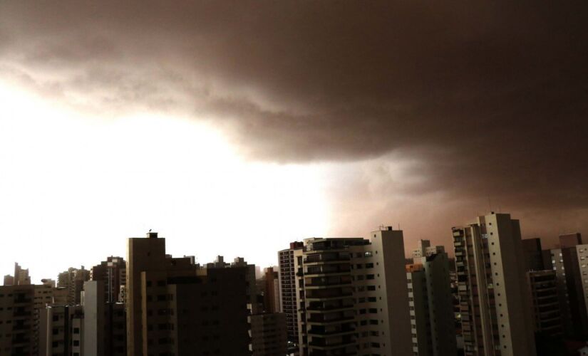 Céu escuro durante a tarde da última quinta-feira (14), em Ribeirão Preto, no interior de São Paulo