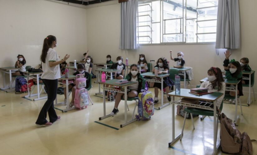 Proporcionalmente, há um agente para cada 143 alunos, ou 4,6 agentes para cada uma das cerca de 5.300 unidades no estado