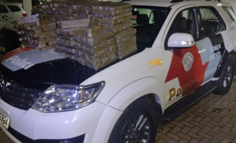  300 tijolos de maconha foram encontrados dentro de veículo 