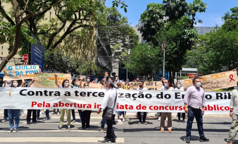 Protesto de profissionais do Instituto Emílio Ribas, na zona oeste de São Paulo