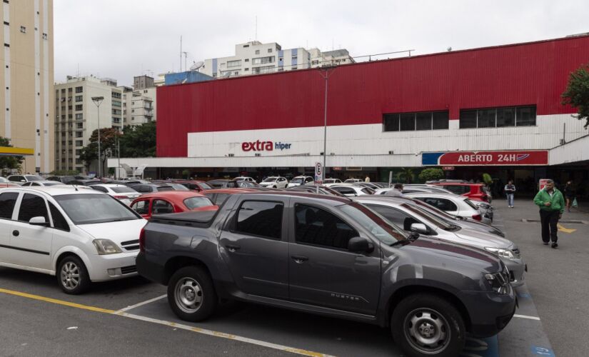 Estacionamento de uma das lojas do Extra Hipermercado em São Paulo